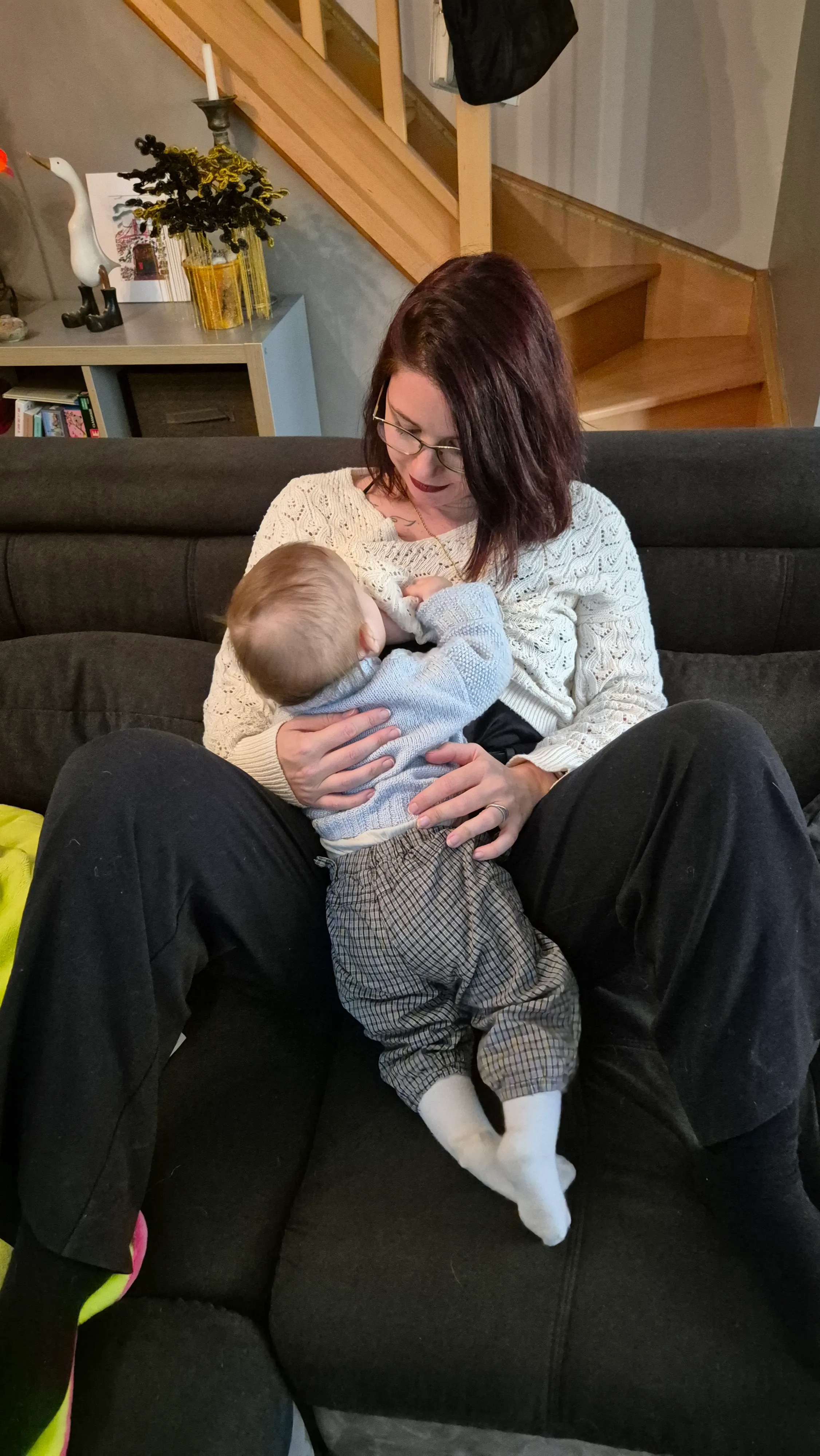 Adelyne avec un bébé dans les bras
